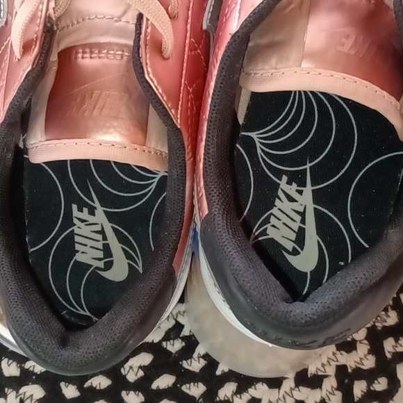 Ready To Wear! Women's Size 8 Rose Gold Silver Nike Sneakers Shoes - Picture 6 of 6